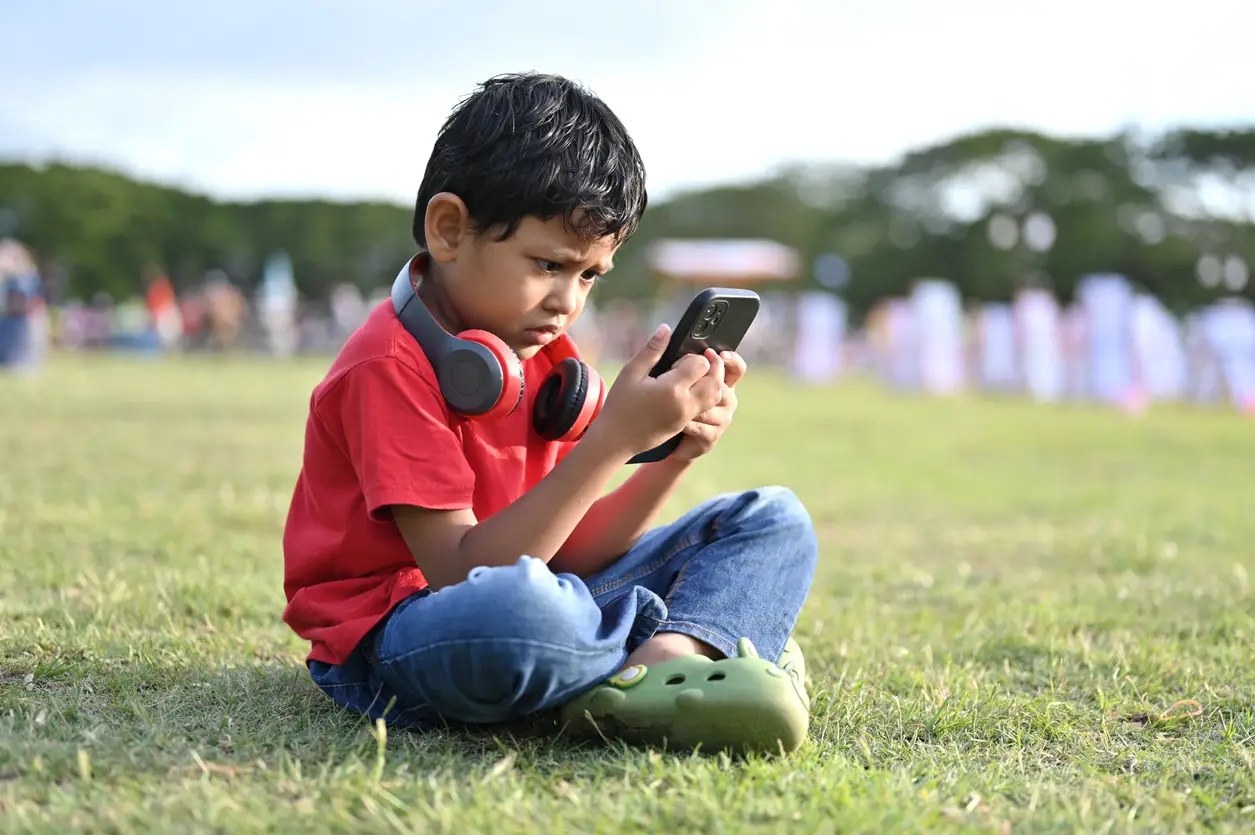 child-use-phone